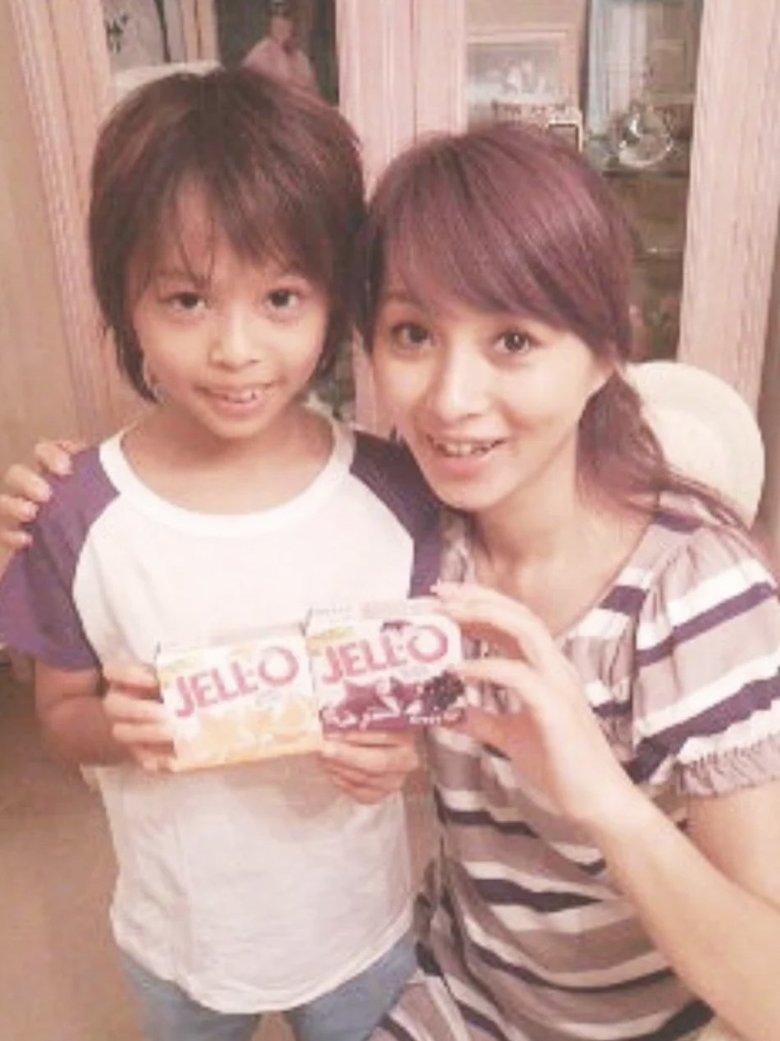 幼少時の長男の愛弥さんと