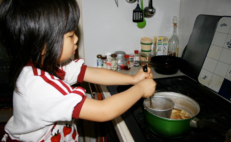 上手にみそ汁を作る幼少期のはなさん