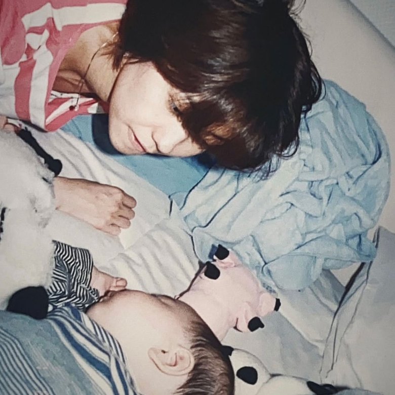 1995年に長男で現在俳優として活動している小園凌央さんを出産