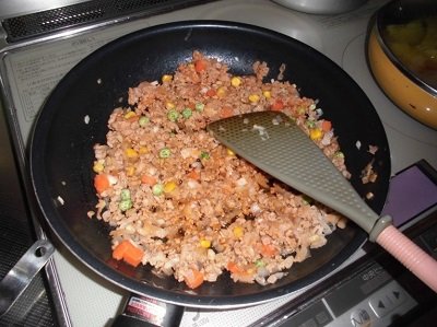 ▲この日はオムライス。具材だけ炒めておいて、帰宅後は、ご飯を加えて混ぜたら、卵をのせるだけ！