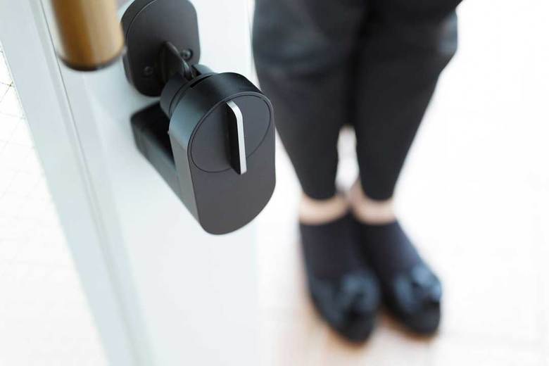 ▲（上）MANOMA Entranceの遠隔操作で、玄関の鍵が解錠（下）こちらがQrio Lock。工事不要で自宅の玄関ドアに簡単に取り付けられる