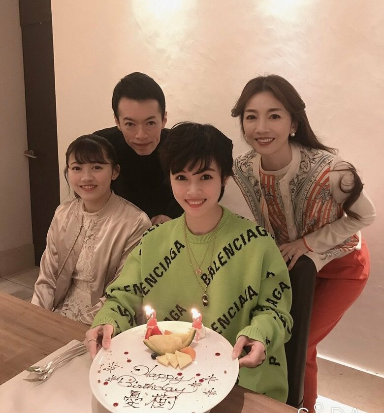 ビジュ最高！宝塚歌劇団で男役をつとめていた頃、ショートヘアの君島憂樹さん（中央）と、母の十和子さん、父、妹の家族ショット