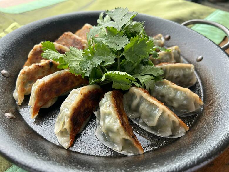 冷凍パクチー餃子も人気商品のひとつ