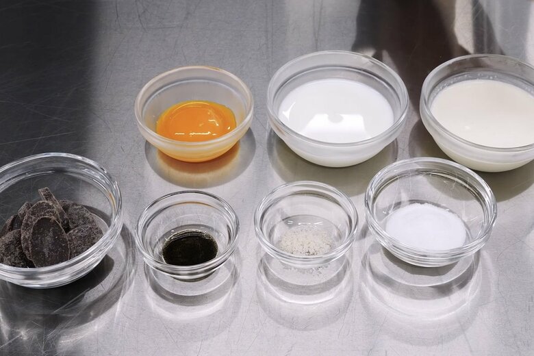 【チョコソースの材料】生クリーム（35％）50g、牛乳50g 、卵黄20g、グラニュー糖10g、バニラペースト2g、ゲランドの塩1g、チョコレート（70％）40g