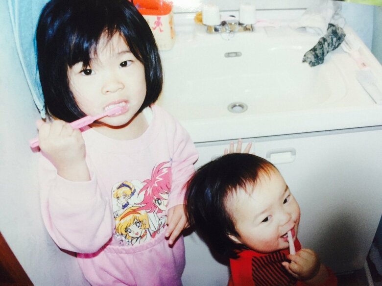 金城梨紗子さん（左）と妹の友香子さん（右）