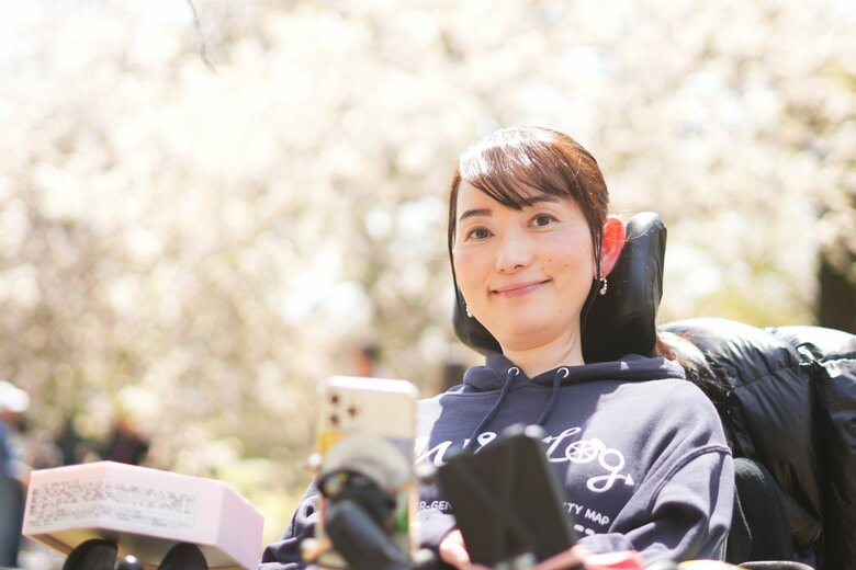 車いすで移動しやすいか、国内外でバリアフリー実地調査を行っている