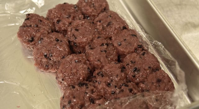 黒米で作ったもち。もちもちとした食感があり、色合いも引き立つ