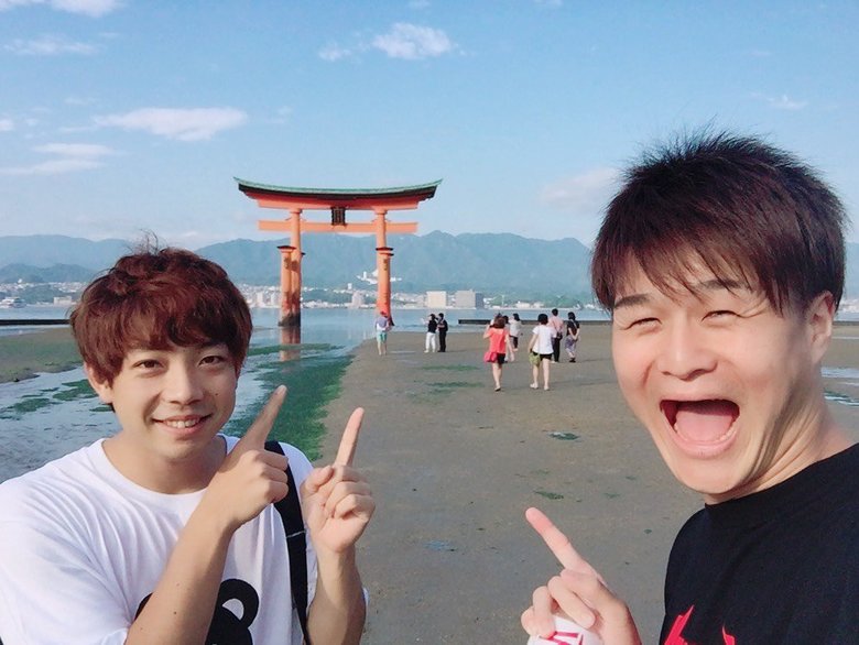 2015年、ティモンディを結成したばかりの頃、ふたりで広島県・宮島へ。厳島神社をバックに