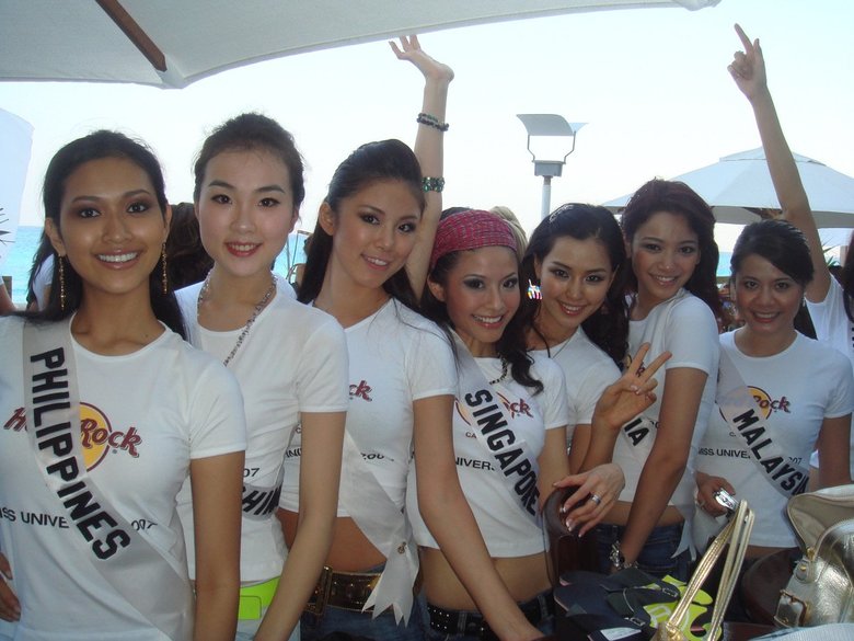 世界中から集まった代表たちと写真に収まる森さん（左から3人目）