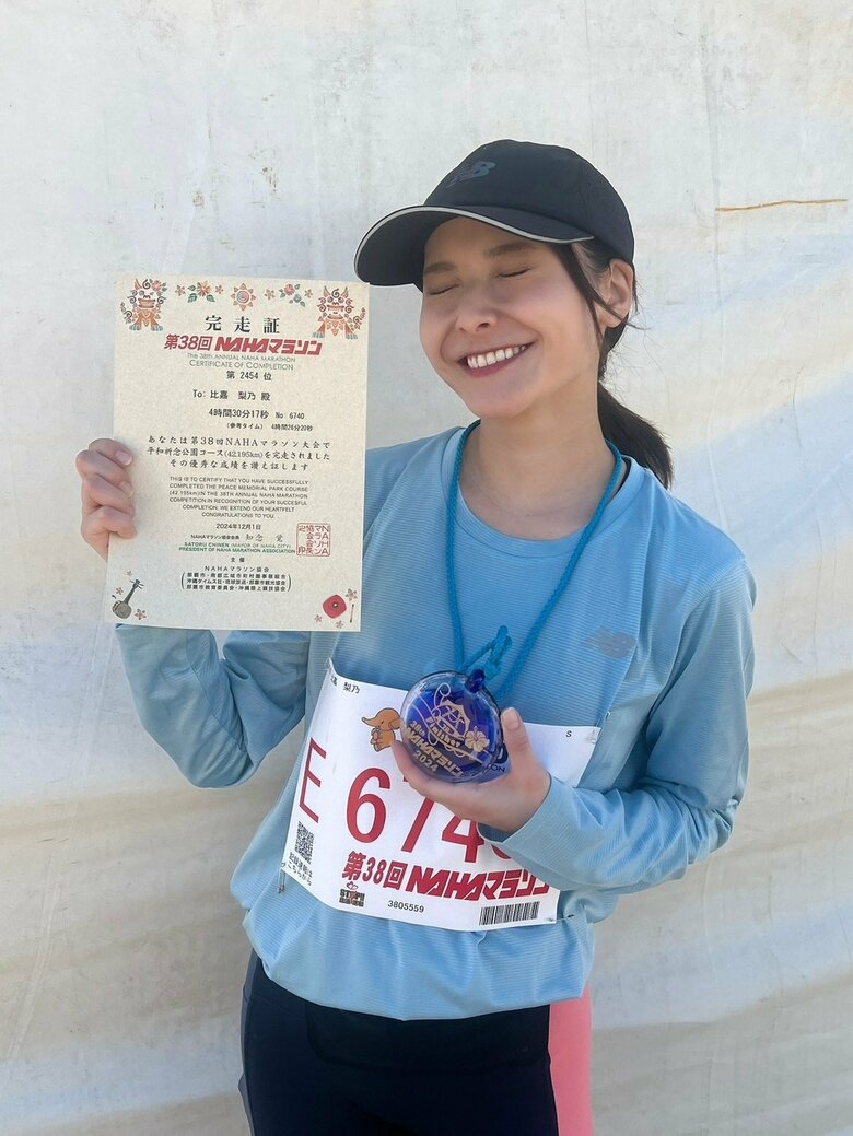毎年12月に沖縄県で開催されるNAHAマラソンで42.195キロを完走した比嘉梨乃さん