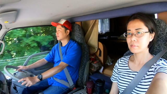 愛車の「ゆーちゃん」で北海道を走るむっちゃん(右)と夫のがっちゃん