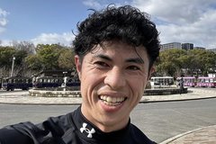 選挙で6回落選する父と食堂経営で支える母「今や子どもに大人気」小島よしおが過ごしたちょっと変わった幼少期とあの海パンとの「数奇な出会い」