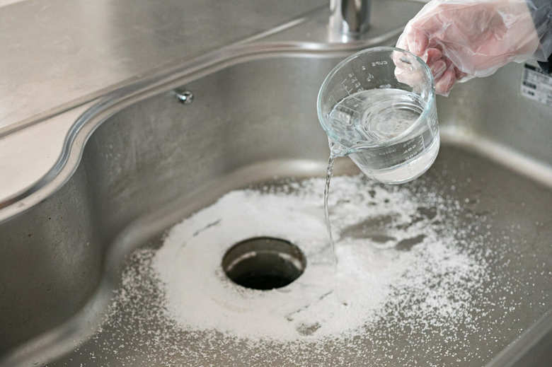 ピーピースルーFを撒いたシンクにお湯を垂らす