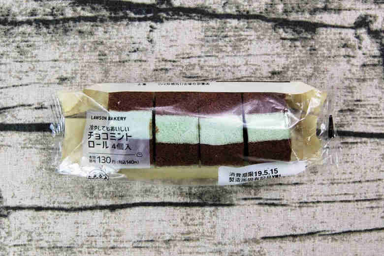 ローソンの人気スイーツ「冷やしてもおいしいチョコミントロール 4個入」のパッケージ画像