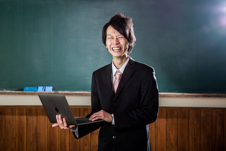 現在はweb関係の仕事をしているが、昔は教師になりたかった人の1枚。旧校舎を借りて撮影