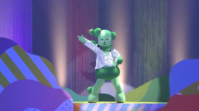 ピカピカのステージ衣装でポーズを決めるサボさん (C)NHK･NED