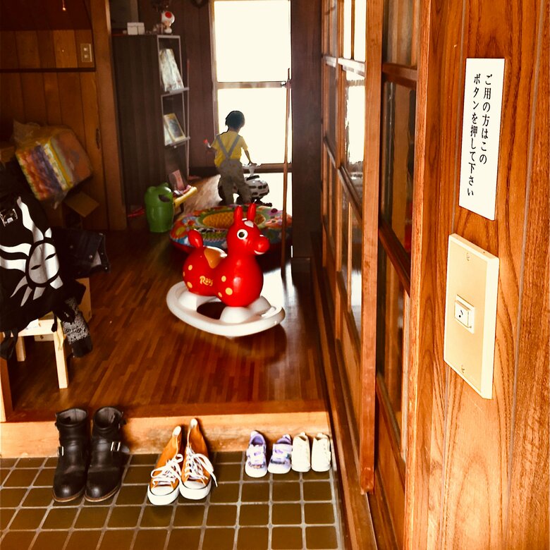 徳島に移住した先の家。家族の靴が揃う