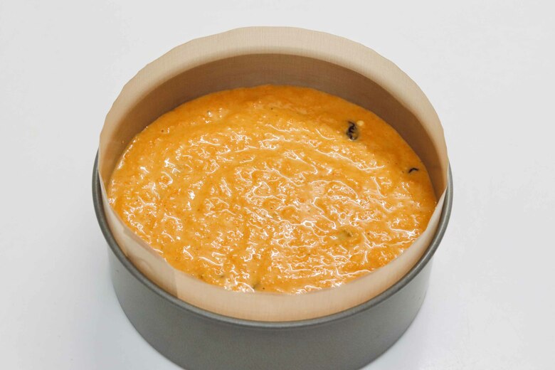 【作り方】3.クッキングシートをひいた18cmケーキ型に流し、180度で40分焼く