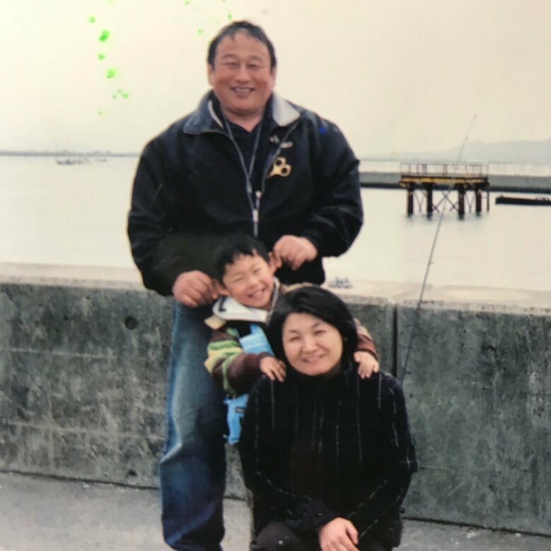 宮津さん5歳のとき、里親の両親と撮影