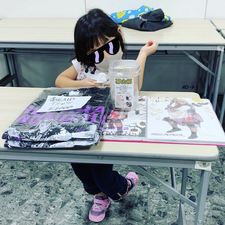 試合後、グッズ販売のお手伝いをする娘さん