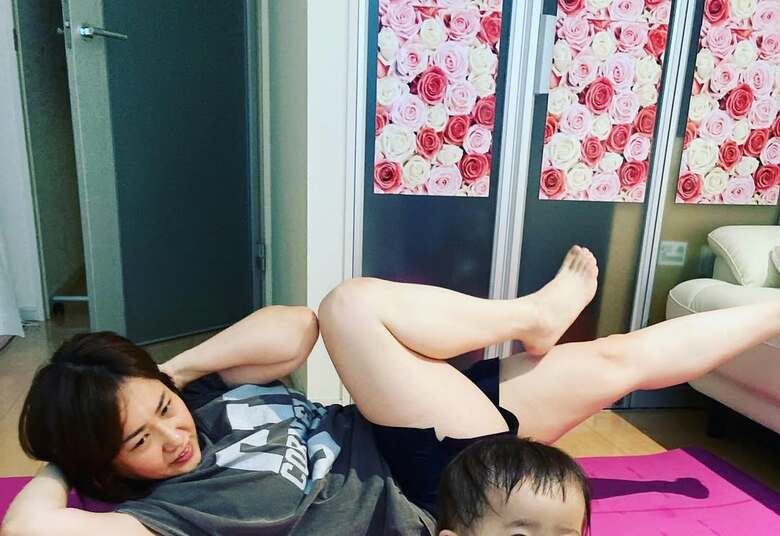 事務所でも時間を見つけてトレーニング