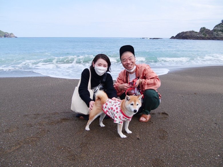 つき合いたてのころ。山名さんの愛犬・おまめと一緒に2人と1匹でデート