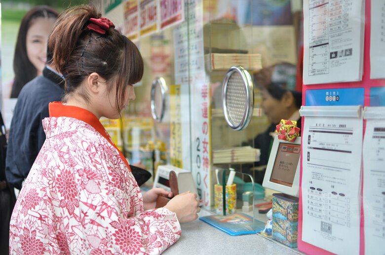 宝くじを買いにきた女性