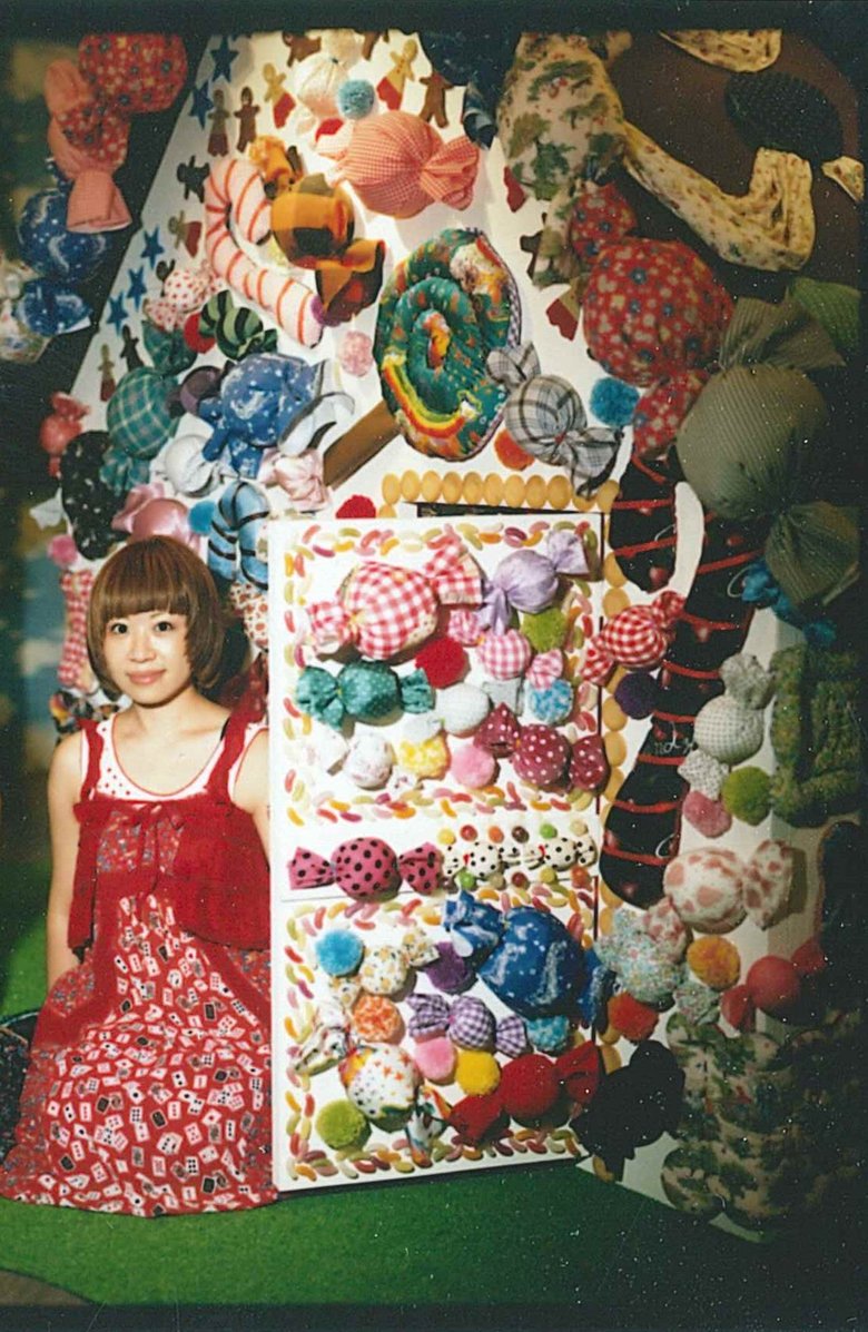 10周年記念のエキシビジョンにて。今まで製作したオリジナルファブリックを使用しお菓子の家を製作