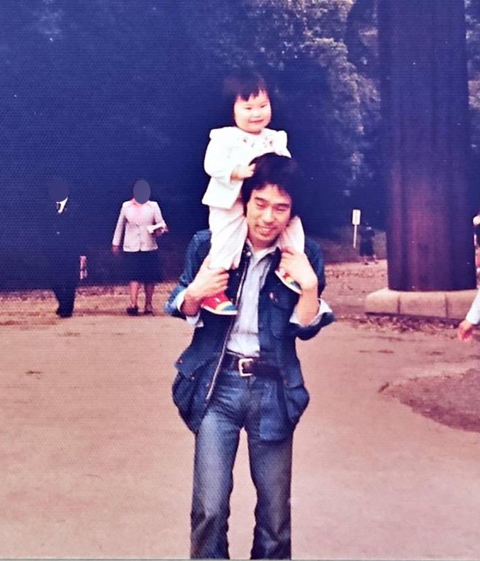 笑顔がかわいい！父親に肩車されてニコニコな麻実子さん