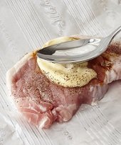 【豚肉の漬け焼き】
豚肉は筋切りをし、フライパン用ホイルシートにのせて塩、こしょうを両面にふる。上面にしょうゆをかけてマヨネーズを塗る。