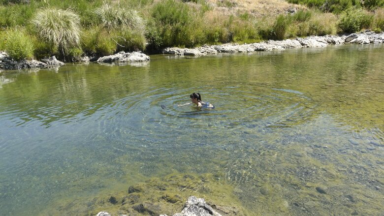 「心が洗われる！」ニュージーランドの川で泳ぐ福田さん