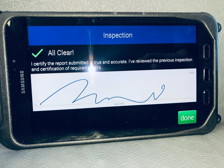 大原さんが使用しているタブレットの画面。子どもが車内にいないことをチェックしたあと、サインする必要がある