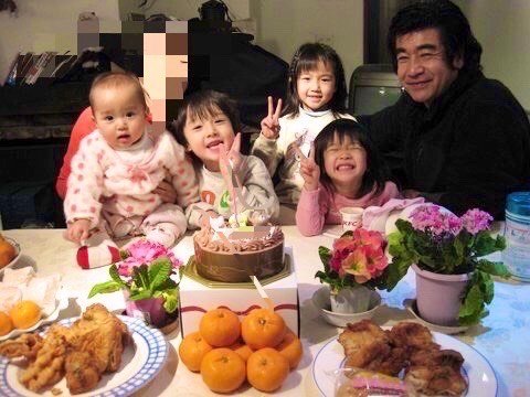 天使すぎるきょうだいと藤岡弘、さんの優しいパパの顔が素敵なファミリーショット（写真下、右が天翔天音さん）