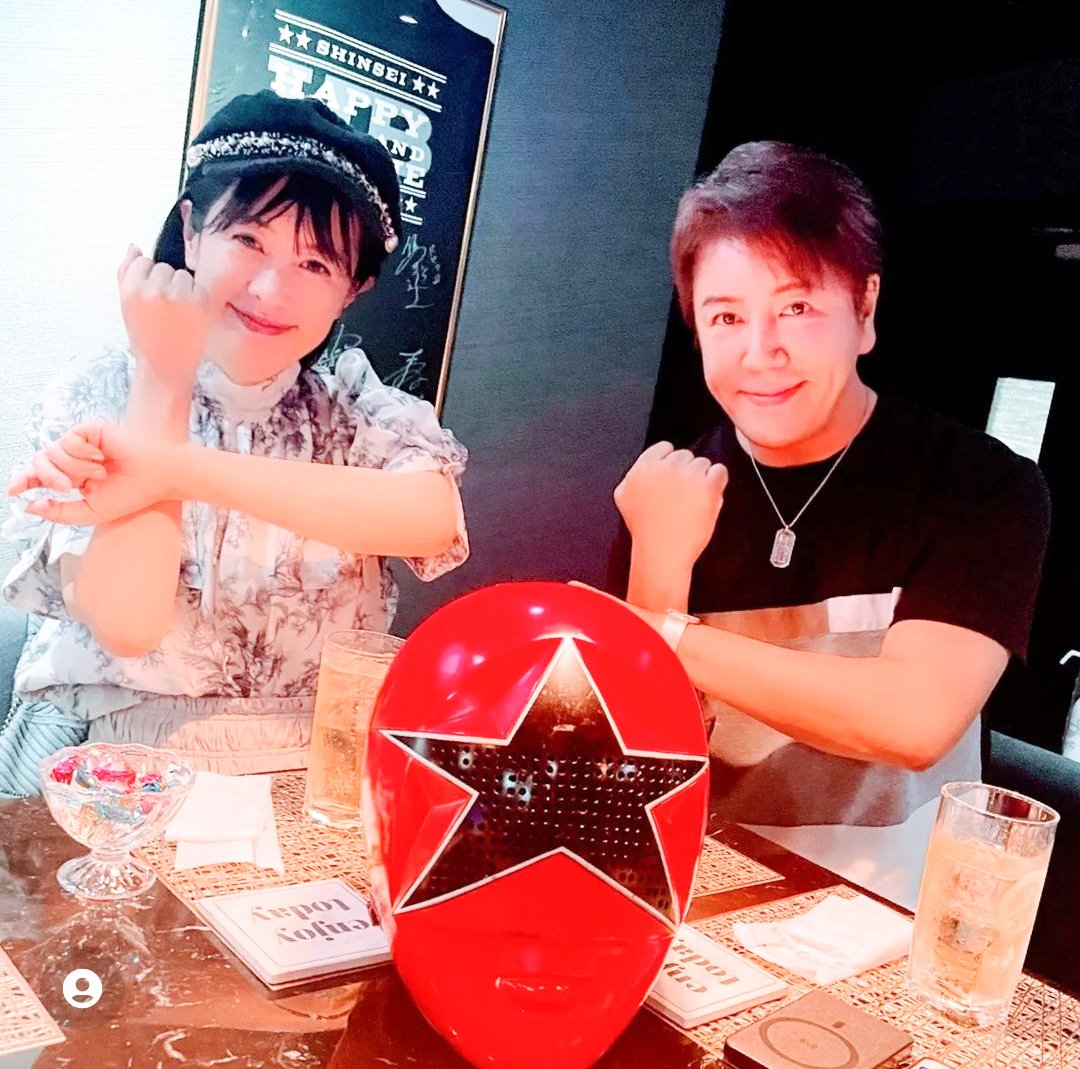 「オーレンジャー」時代に共演した宍戸マサルさんとさとう珠緒さん(Instagramより)