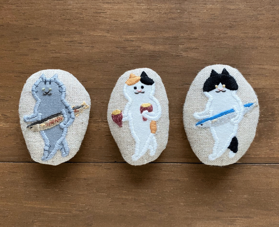 「運ぶねこ」シリーズの刺繍作品
