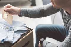 「物には思い出があるんだ！」断捨離できない夫〝溜め込みグセ〟への対処法