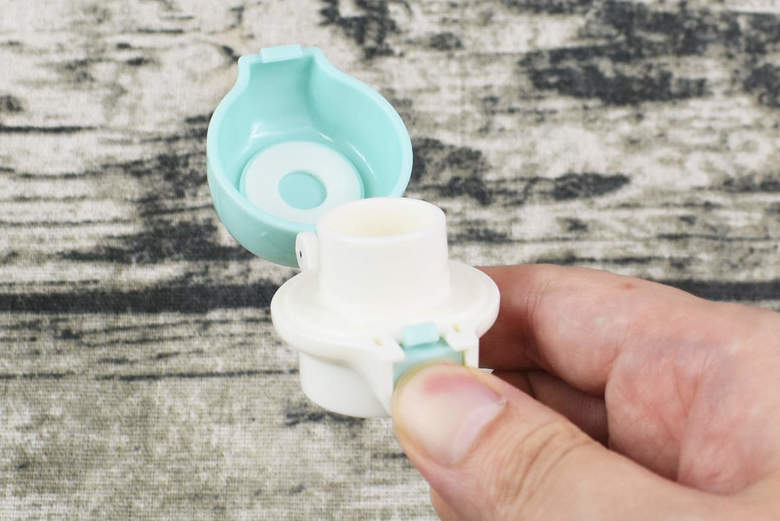 ダイソーのおすすめ商品「ワンプッシュペットボトルキャップ がぶ飲みタイプ」のアップ画像