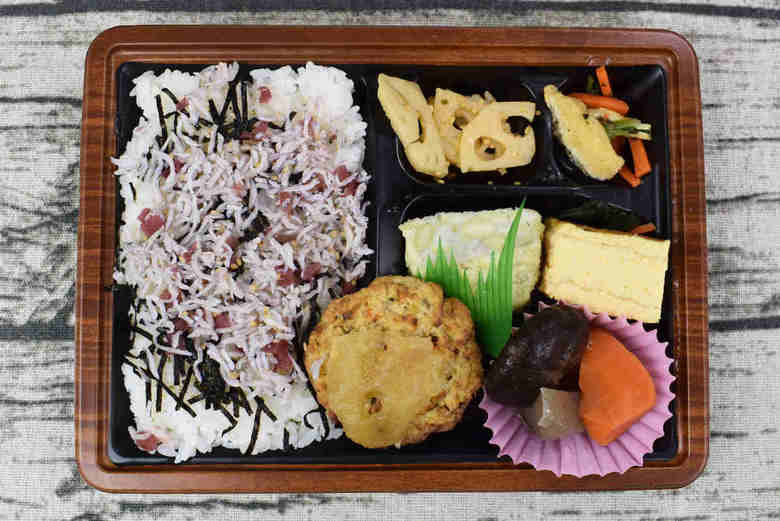 ローソンの人気弁当「しらす梅ご飯幕の内弁当」の実物画像02