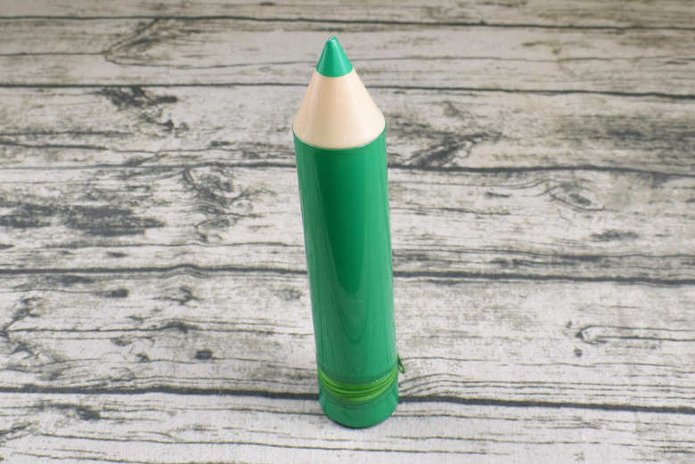 ダイソーの人気文房具「ビッグペンシルペンケース」を立たせた画像