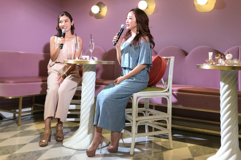 神崎恵さん（右）と。「ファッションや美容関連のイベントは特に楽しい」と話す小川さん