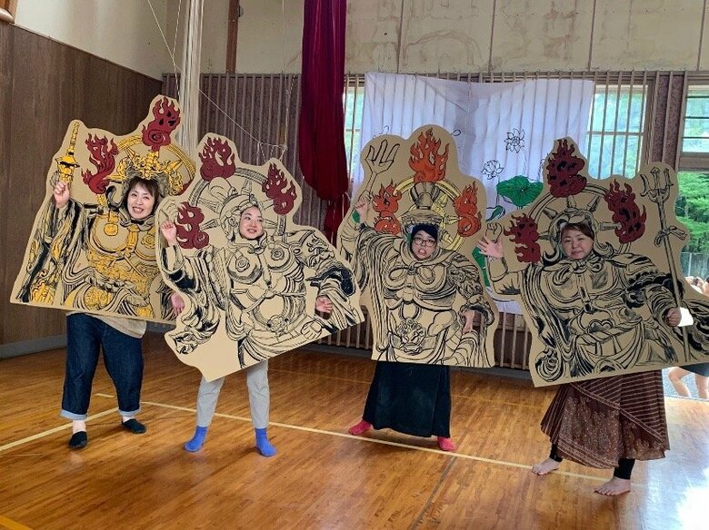 イベントで「仏像体験」をする参加者