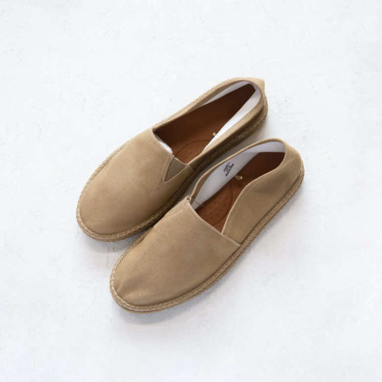 「UNIQLO」のエスパドリーユ。夏の足元を軽やかで涼しげに見せてくれる。「ジュード素材でなんとも涼しげ！2000円弱というコスパの良さも魅力です」（山本さん）