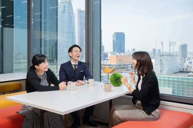 代表取締役社長 最高経営責任者（CEO） 屋代浩子さん（写真左）。1988年に慶應義塾大学経済学部を卒業後、野村證券に入社。金融工学を利用したデリバティブの開発に携わった後、マサチューセッツ工科大学でMBAを取得。ゴールドマン・サックスにてデリバティブの開発・マーケティングに従事した後、2001年フォルシアを起業。