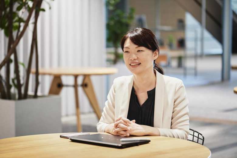 ソニー株式会社・エレクトロニクス人事部門に所属する竹田恭子さん。ダイバーシティ＆インクルージョンの推進を中心に、働き方改革、両立支援を行い、制度企画からセミナー運営まで幅広く担当。4歳の女の子の母として仕事と家庭の両立にも奔走中。