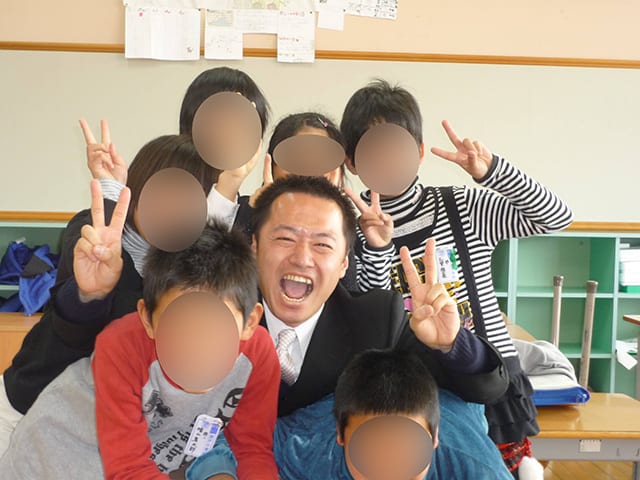 請戸小学校の子どもたちと武内さん／ご本人提供
