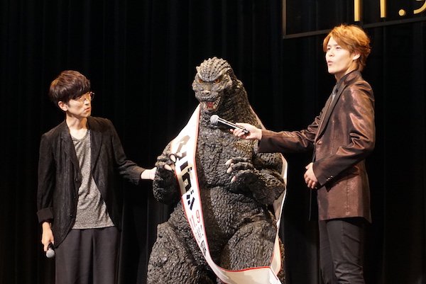 初代ゴジラにマイクを向ける宮野さんとゴジラをまじまじと見つめる櫻井さん