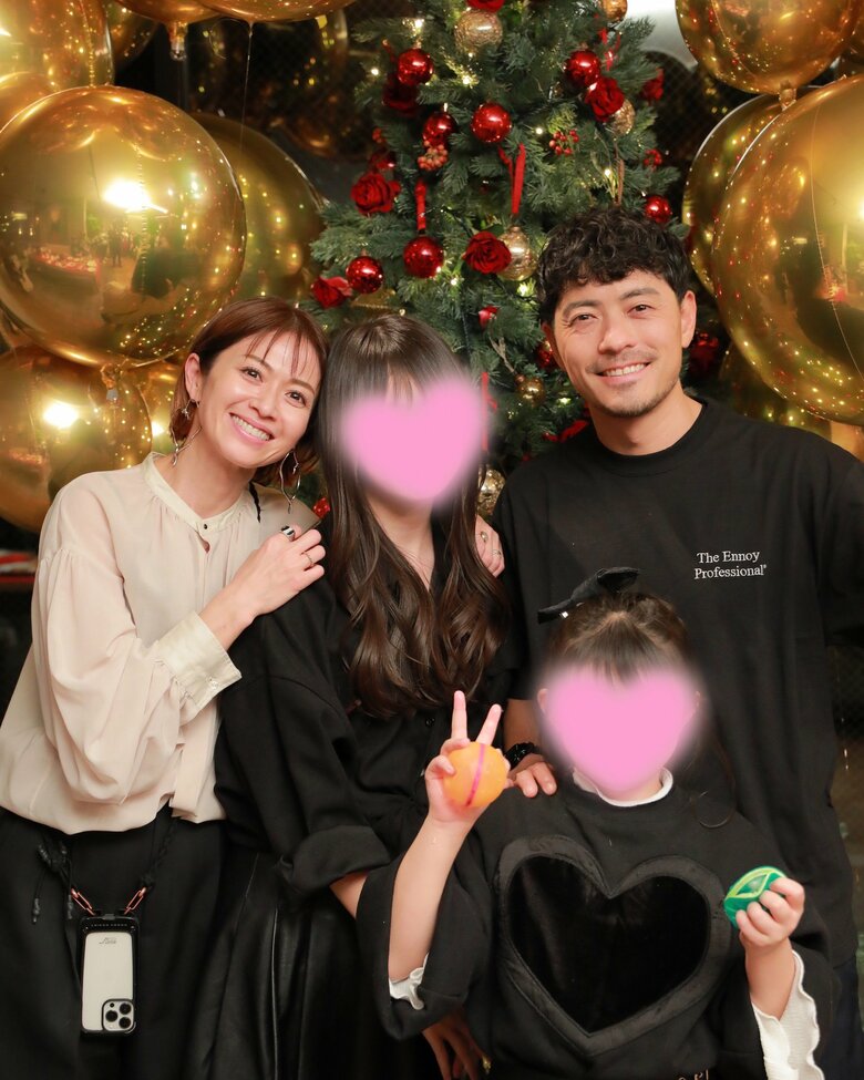 綺麗すぎるママ！クリスマスツリーをバックに絵になるファミリーショット