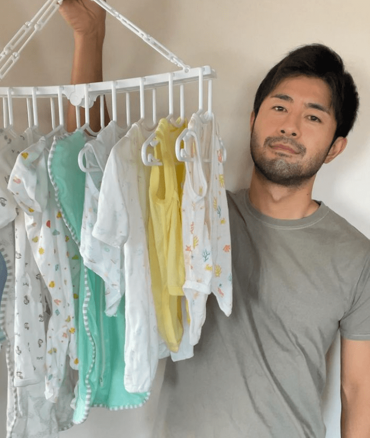 小さな子ども服を洗濯する榎並アナ