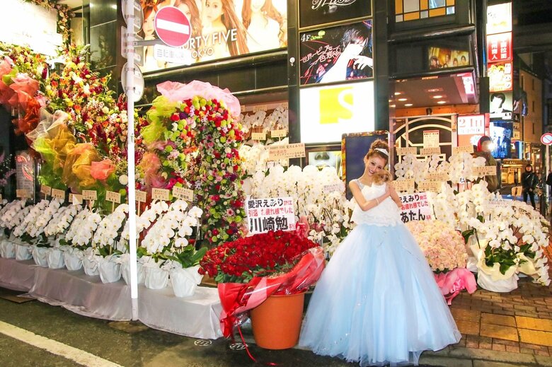 圧巻！キャバ嬢の引退式で店の前に並んだお花の数々とドレスに身を包んだ愛沢さん「どう見てもプリンセス！」