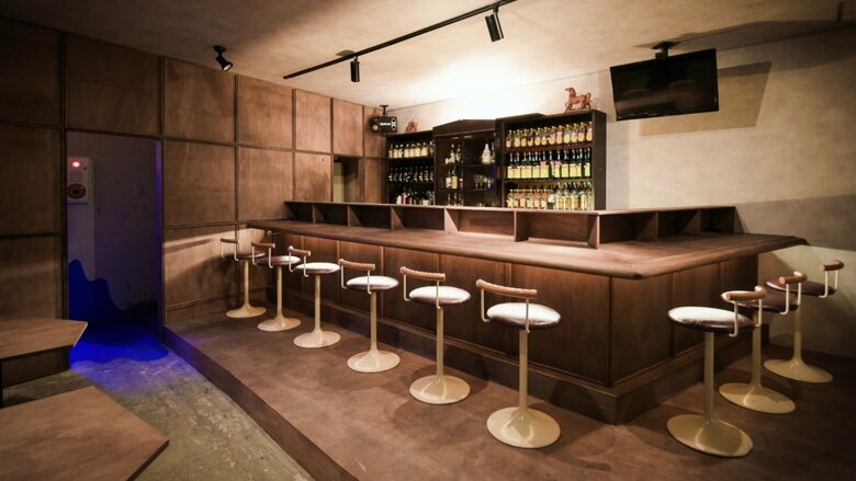 レトロな雰囲気が味わえる「スナック水中」。